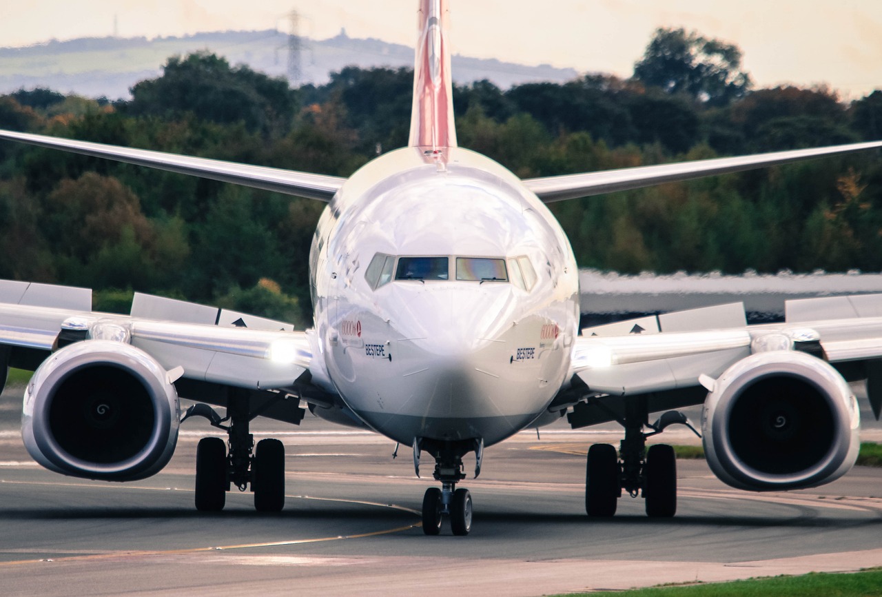 📺 VIDEÓ! Lángok csaptak fel egy Boeing hajtóművéből – Kényszerleszállás Newarkban